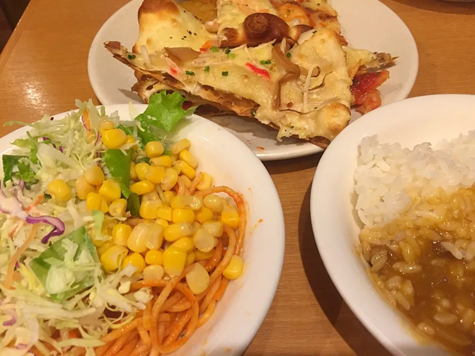 Snapdishの料理写真:ピザ食べ放題で4カットしか食べない贅沢をしてみる🍕|yamaさん