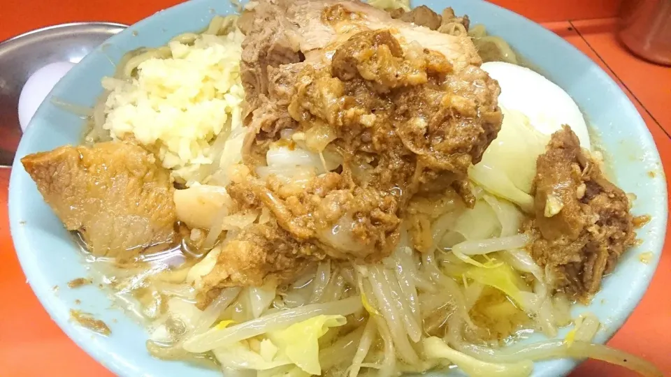 ラーメン富士丸 神谷本店 の 富士丸ラーメン－麺少な目+生玉子(麺少な目サービス)＋脂少し(別皿) ＠志茂16128|大脇さん