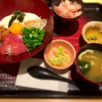 Snapdishの料理写真:大戸屋でランチ。ばくだん丼|うーろんさん