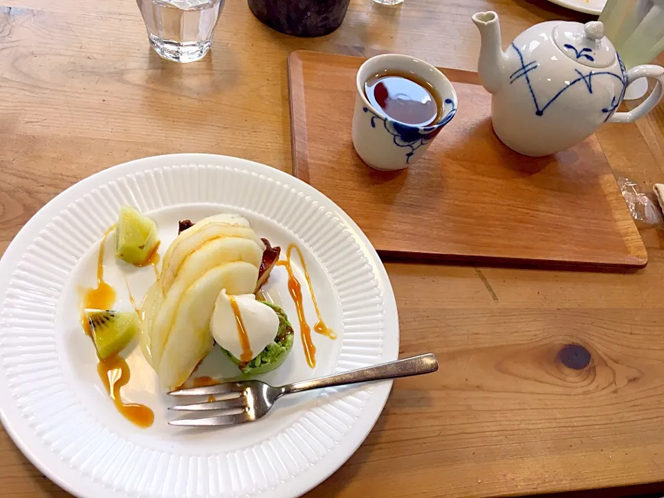 Snapdishの料理写真:Cafe zで洋梨タルト🍰☕️|かわちさん