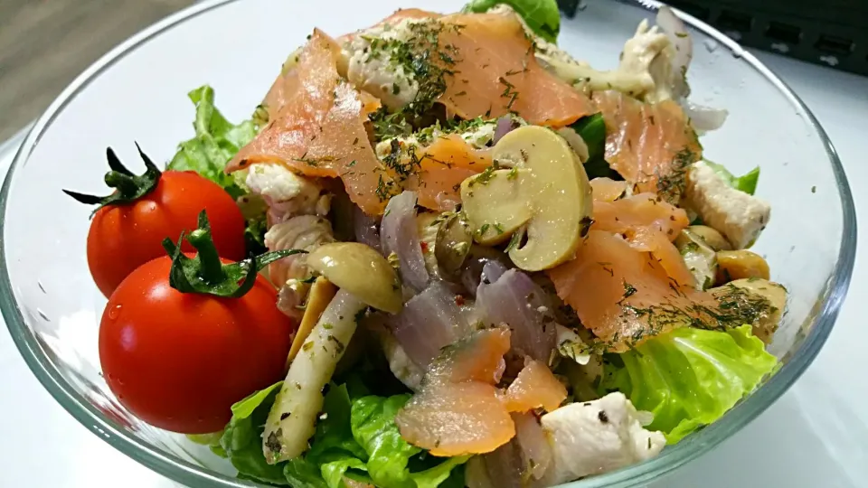 Olive Oil Salad with Romaine Chicken Breast Shimeiji Button Mushrooms Cheery Tomatoes Smoked Salmon Sautéed Red Onion. 😍👅💋|🌷lynnlicious🌷さん