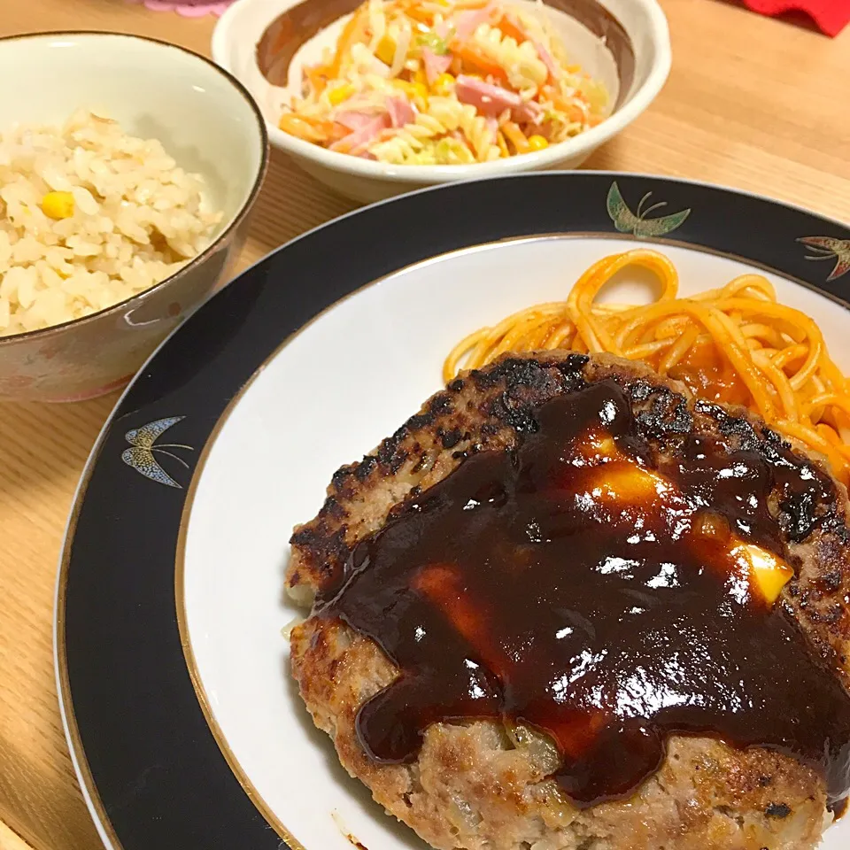 カラフルマカロニサラダ☘️
ドデカハンバーグ🍴
コーンとツナのピラフ🍚|Kirarihahaさん