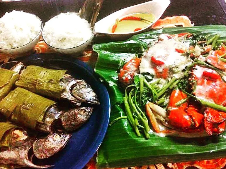 Kamayan Dinner 🙌🏼 dungeness crab🦀 cooked in coconut milk with 🌿veggies, and braised bullet tuna fish (sinaing na tulingan)🐟|🌺IAnneさん