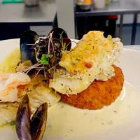 Grilled Hake Fillet with Crabmeat & Dill Crust,  Prawns & Mussels, Lemon & Shalot Cream|John Hickieさん