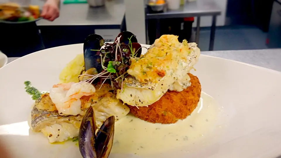 Grilled Hake Fillet with Crabmeat & Dill Crust,  Prawns & Mussels, Lemon & Shalot Cream|John Hickieさん