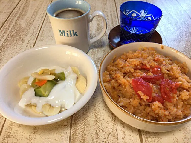 Snapdishの料理写真:今日の男飯(＞人＜;)朝ごはんバージョン♬
キムチ煮込みラーメン後のトマトの酸味が旨味にかわるおじや♬andバナナヨーグルトwithピクルス♬|ひーちゃんさん