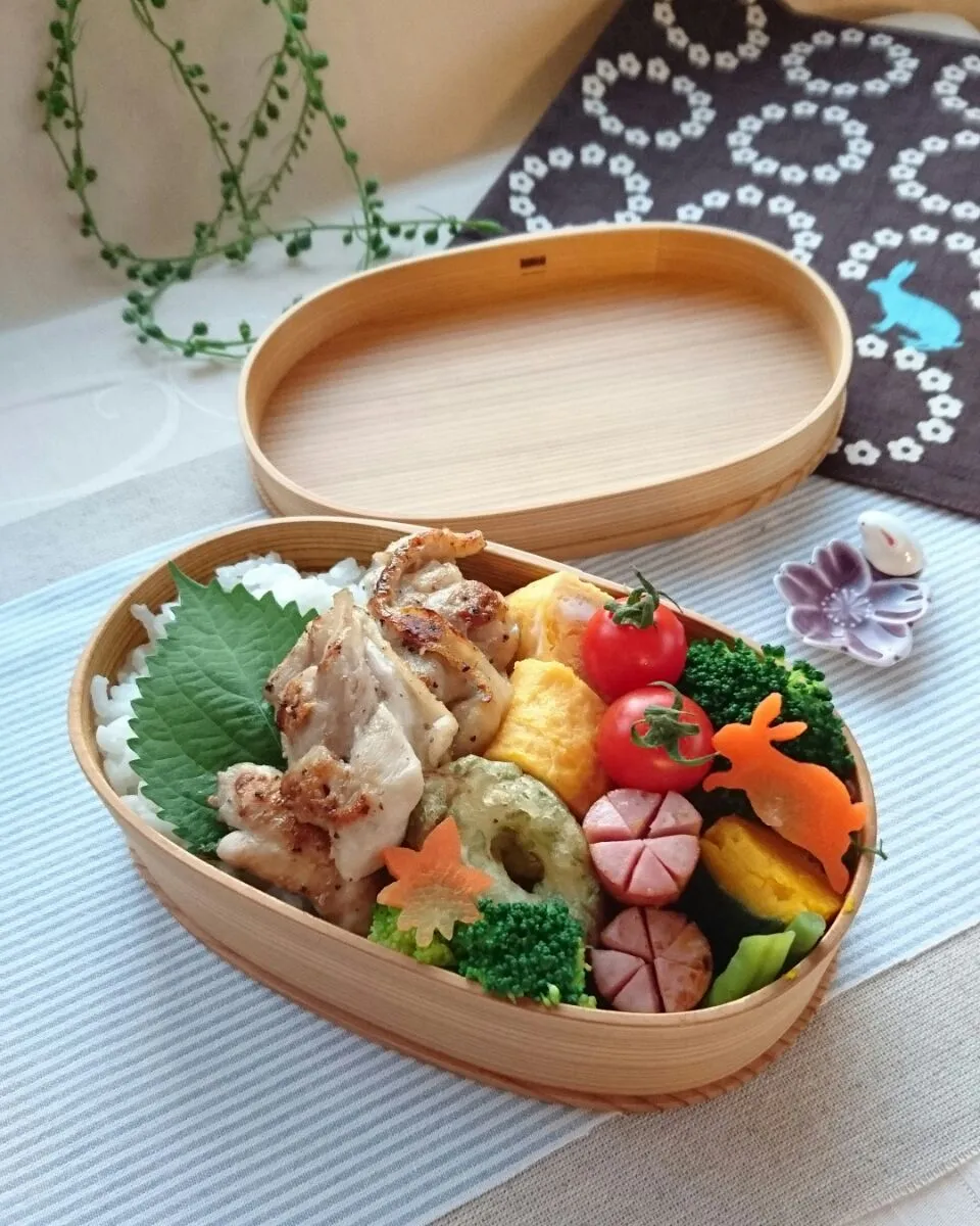 娘弁当☺
鶏肉のレモンペッパー焼き  玉子焼き  かぼちゃといんげんの煮物  ソーセージ  ちくわの磯辺揚げ  ブロッコリー  プチトマト  型抜きにんじん|e  satoさん