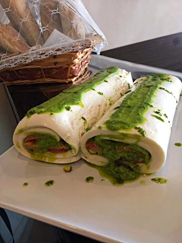 mozzarella pesto wrap|CHUENCHAIさん