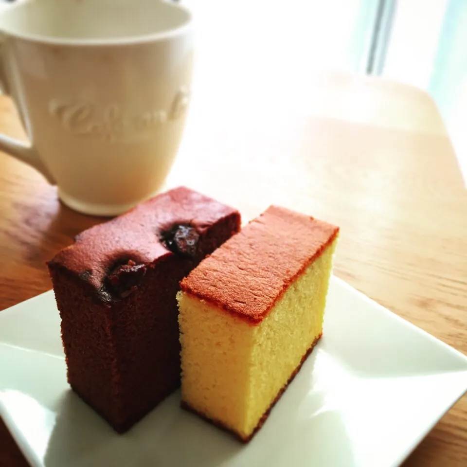 今朝のおめざ。福砂屋のカステラ。 今日はコーヒーだったけど、子供の頃カステラ食べる時は紅茶に砂糖とミルクをたっぷり入れたのが定番だったなー。生意気にw|MORiさん