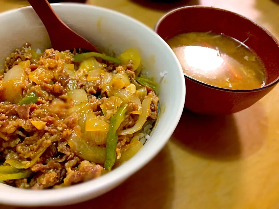 Snapdishの料理写真:11.16手抜き肉丼、鍋の残り味噌汁🍴|ぽさん