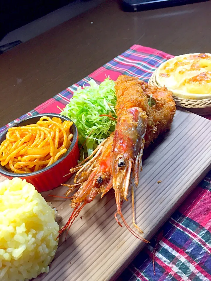 おうちで洋食 
海老フライ ナポリタン ポテトグラタン
サフランライス|shokohanさん