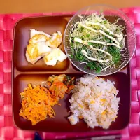 Snapdishの料理写真:タラのムニエル、人参しりしり、サラダ、キムチ、じゃこの炊き込みご飯|ぱぴこさん