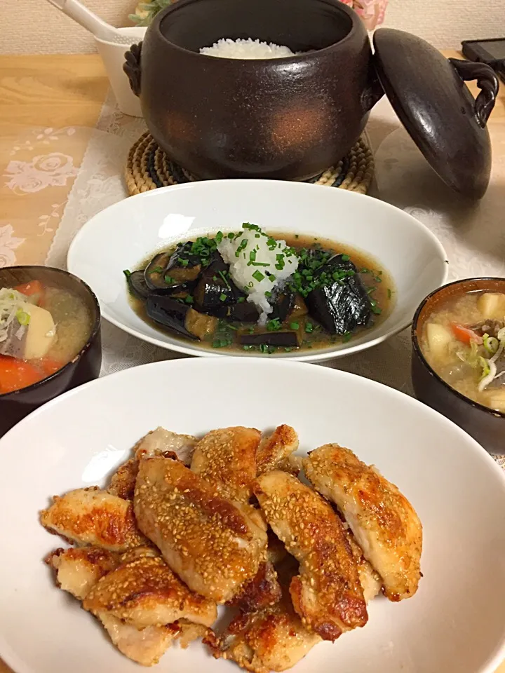 今日は和食♡昨日の芋なし豚汁に里芋を足して、鶏胸肉のゴマ衣焼きに、なすの焼き浸しと土鍋ごはん♪|高瀬 恵さん