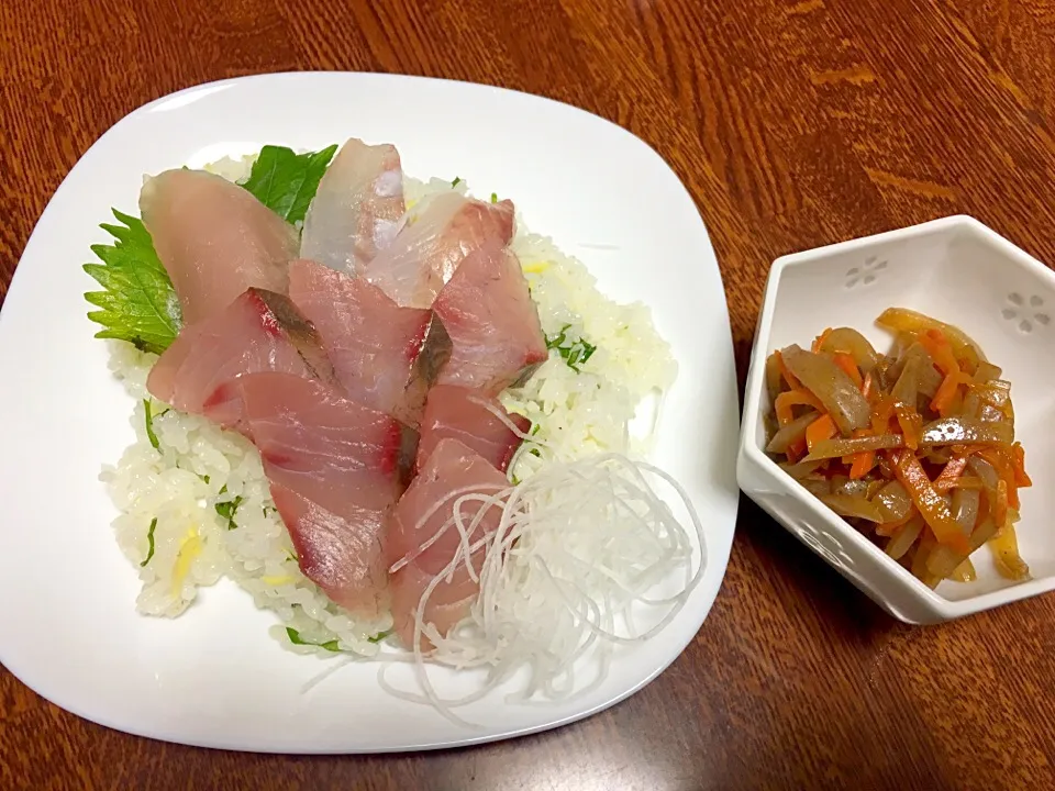 Snapdishの料理写真:#簡単#酢飯
刺身ののっけもりとコンニャクと人参のキンピラ|おかんさん