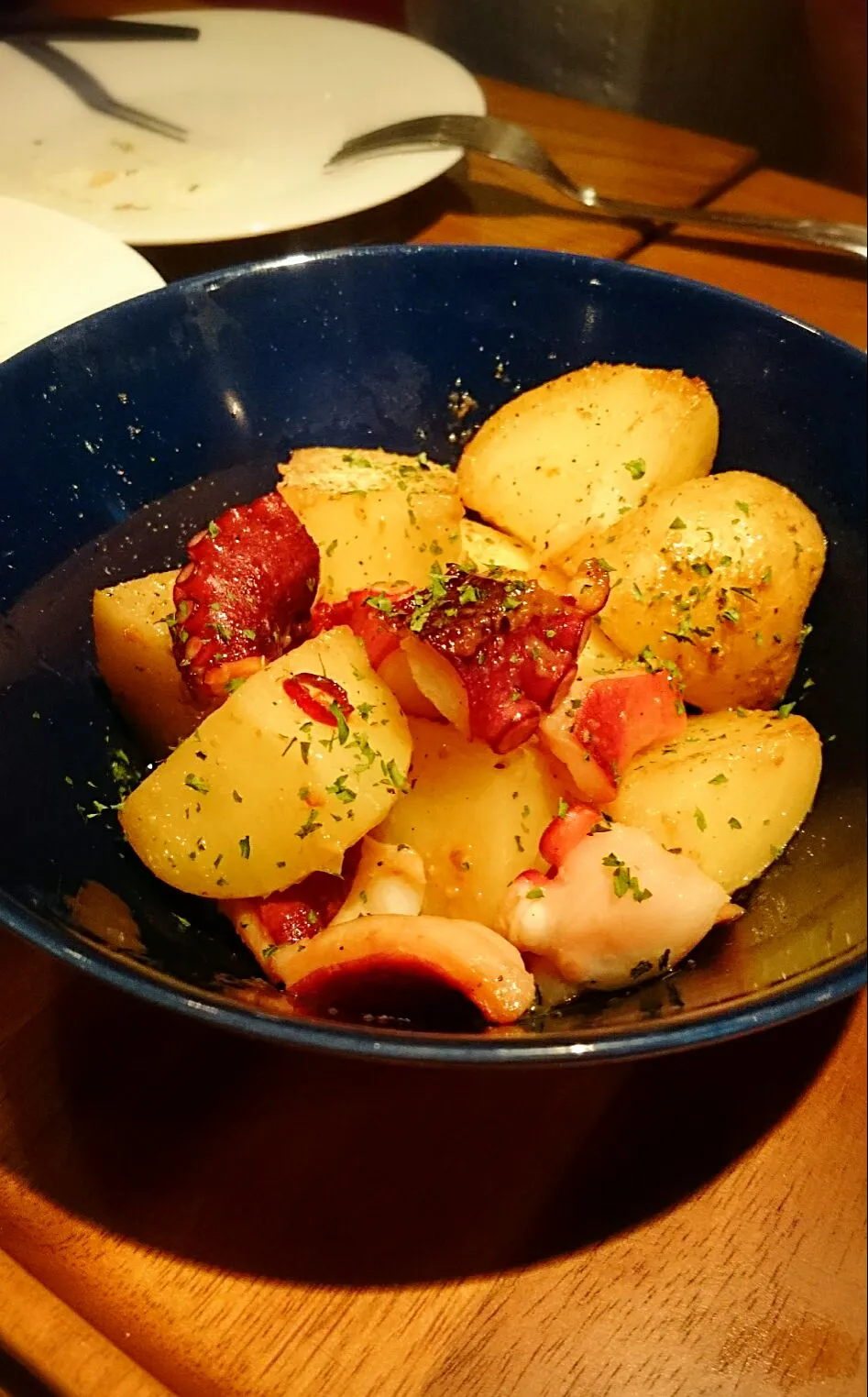 タコ🐙とじゃがいも🍠のアンチョビバター🍴(^-^)v|ナムナムさん