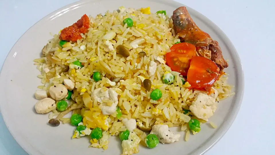 Garlic fried rice with 2 eggs chicken breast shimeiji green peas & 2 slices butter + 1Tbs Olive oil + 1 pc Sardine 😙👄👅💋👅|🌷lynnlicious🌷さん