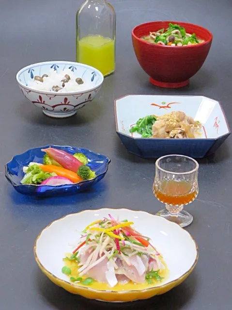 Snapdishの料理写真:今晩は、アジの酢じめ 錦野菜かけ わさび土佐酢、豚と白菜の胡麻だれ、和風ピクルス、豚汁、むかごご飯

庭の（田舎の）すだちを絞って常に冷蔵庫に入っているすだち酢。その酢で鯵を酢じめしたので、すっきりと旨みが際立ち、美味！
土佐酢もすだち酢で、野菜と取り合わせて、爽やかで味わい深い一品になりました。

白菜や大根はお義母|akazawa3さん