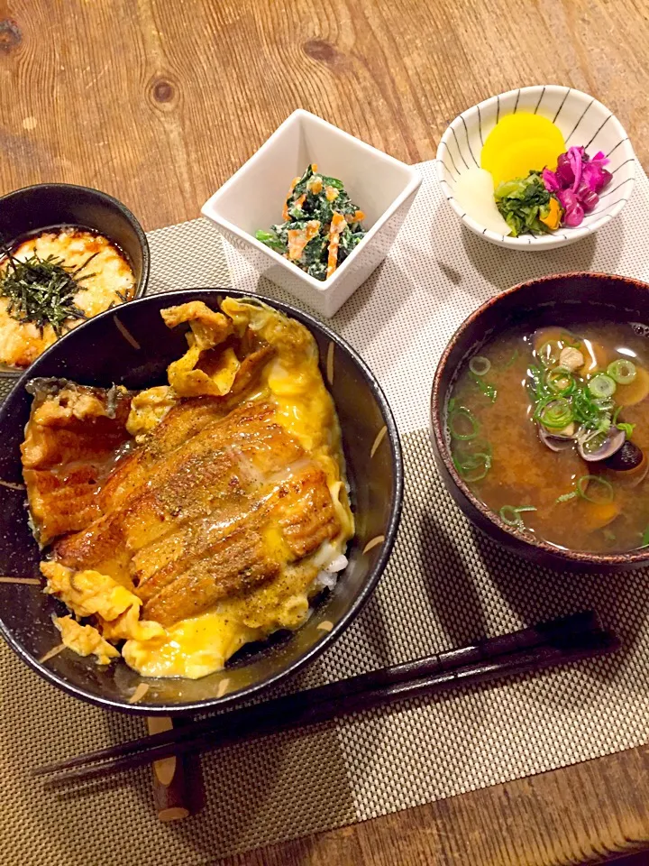 Snapdishの料理写真:今日は鰻の卵とじ丼、ほうれん草とにんじんの白和え、長芋とろろ、シジミのお味噌汁💛|まみりんごさん