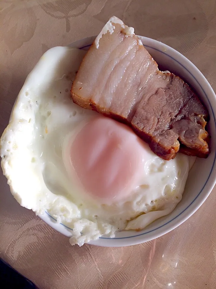 目玉焼き丼 自家製ベーコンのっけ|yasukoさん