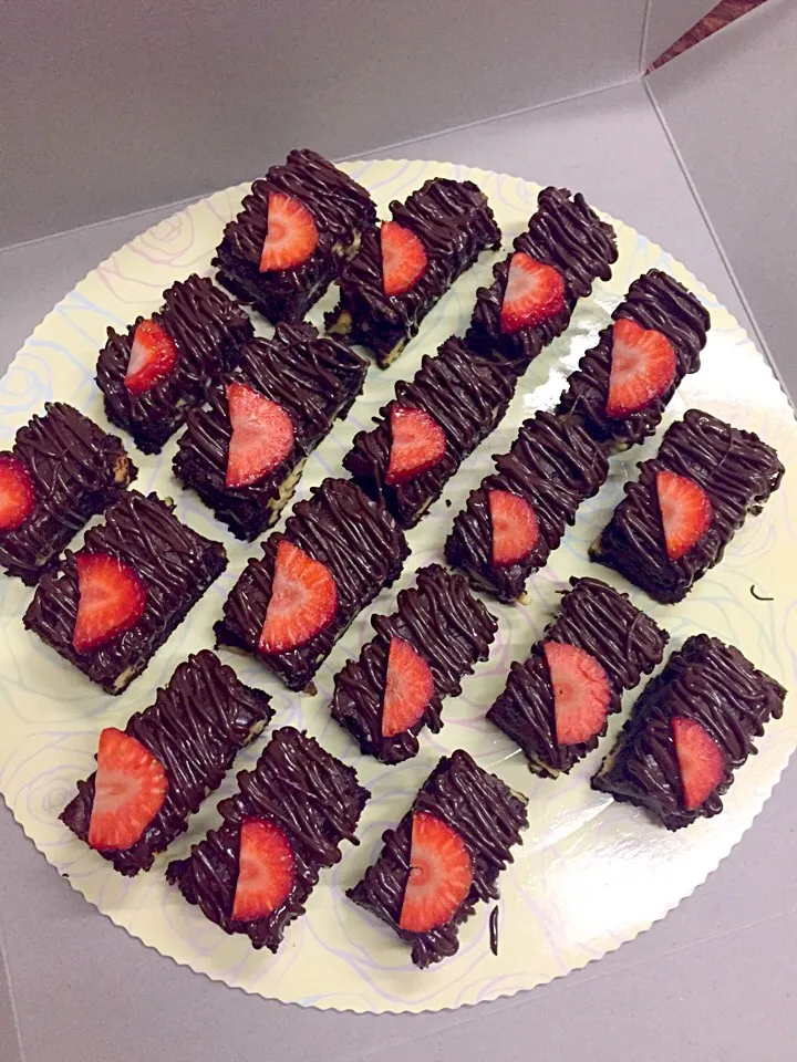 Brownies with choc fudge and strawberries|Amy Aliyyaさん