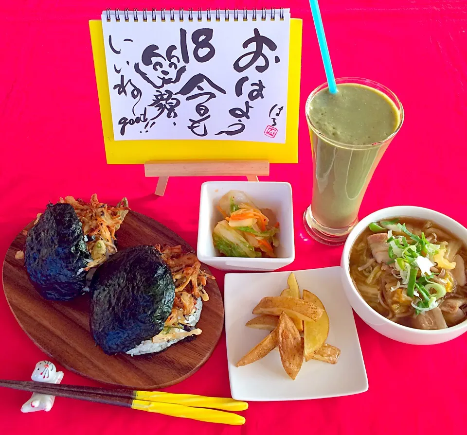 朝ごはんは勝負飯💖💪ガブっとおにぎり🍙ライスバーガー👍💖昨日の残り物、たっぷり野菜のかき揚げをサンドしたよ〜旨旨😍❤️かき揚げに丼タレかけて、ガブっといっちゃった（笑）GOOD💖💖白菜漬け&フライドポテトと肉盛り蕎麦😊飲む点滴の甘酒スムージーは欠かせません( ◠‿◠ )（笑）元気玉の素でーす👍💖🎶|はみちゃんさん