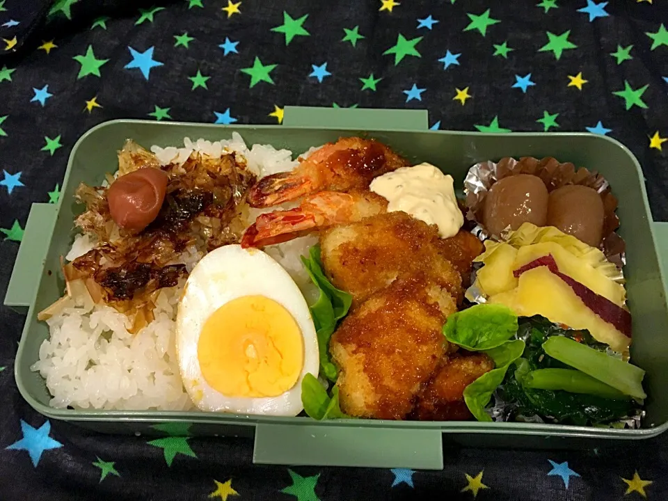 エビフライとチキンカツのお弁当。|Chiharuさん