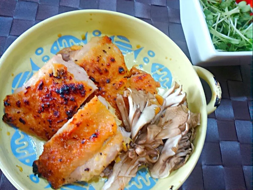 鳥ももと舞茸の焼き浸し😋1パック19円の貝割れのサラダ|たえさん