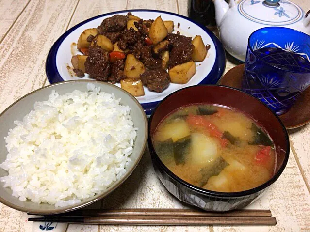 今日の男飯(＞人＜;)晩御飯バージョン♬
自作ミートボールと大根の甘辛炒めwithハチミツandジャガイモとトマトとわかめの味噌汁and新米♬|ひーちゃんさん