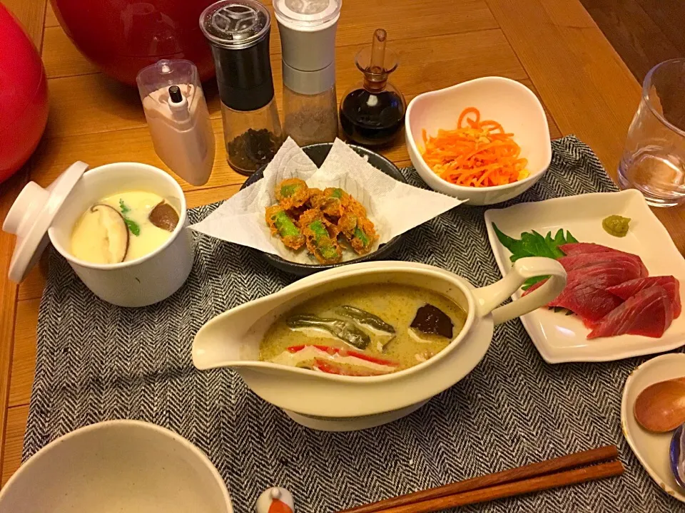 Snapdishの料理写真:グリーンカレー、アイッパラの刺身、茶碗蒸し、にんじんしりしり、島オクラの唐揚げ|だいくじらさん