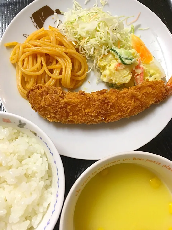 エビフライ（惣菜）、ポテトサラダ、サラダ、スパゲティ、コーンスープ、ご飯

#ムスメご飯|mossan＠OSAKAさん