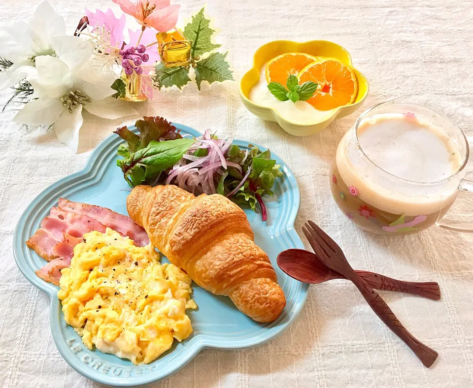 サクサクのクロワッサンで朝ごはん😋|キャンディさん