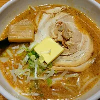 Snapdishの料理写真:みそラーメン🍜バターをトッピング|Ume-jaken🍺🍶🍷さん