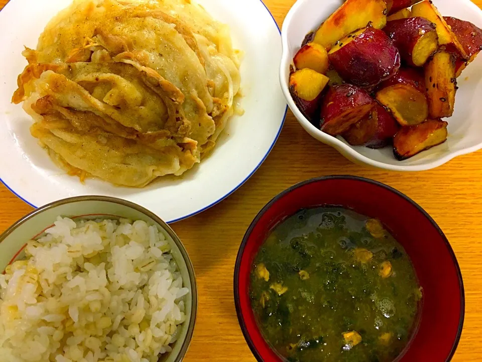 もち麦ご飯 あおさの味噌汁 豚バラともやし蒸し 大学芋|のんさん