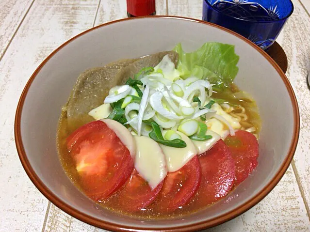 Snapdishの料理写真:今日の男飯(＞人＜;)太りたいバージョン♬
夜食のトマトチーズ静岡黒はんぺんラーメン♬|ひーちゃんさん