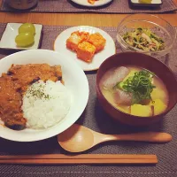 Snapdishの料理写真:キーマカレー・豚汁・豆苗の和え物|ゆのさん