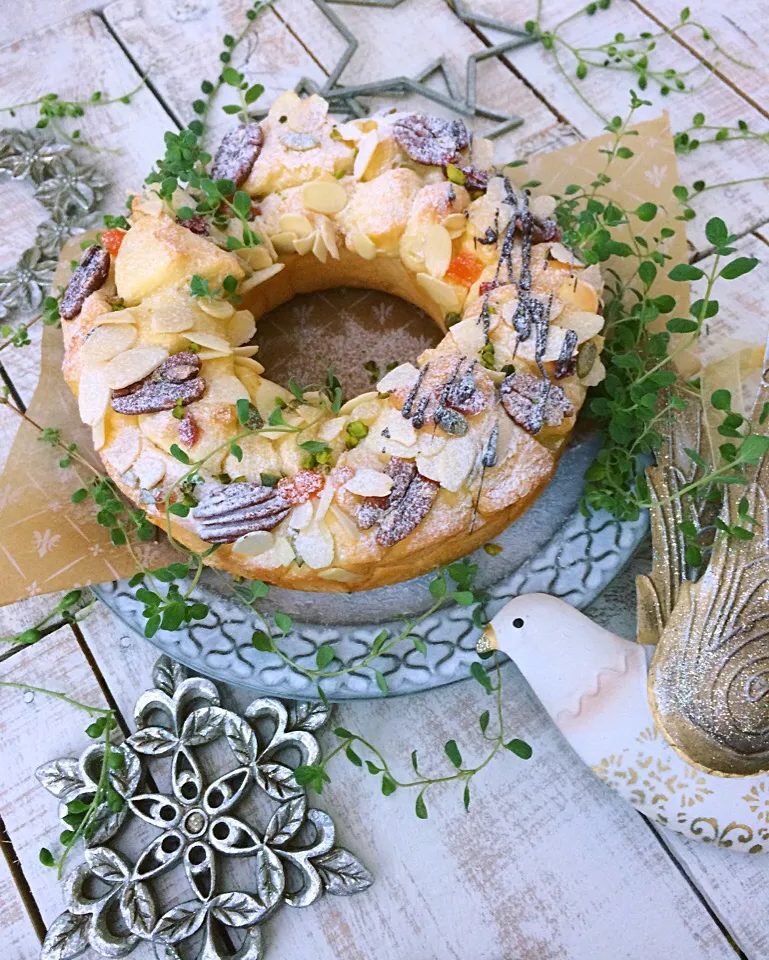 Fruits & Nuts wreath Bread🕊 with homegrown marjoram🌿|⋆͛*͛wandering.cat⋆͛*͛さん