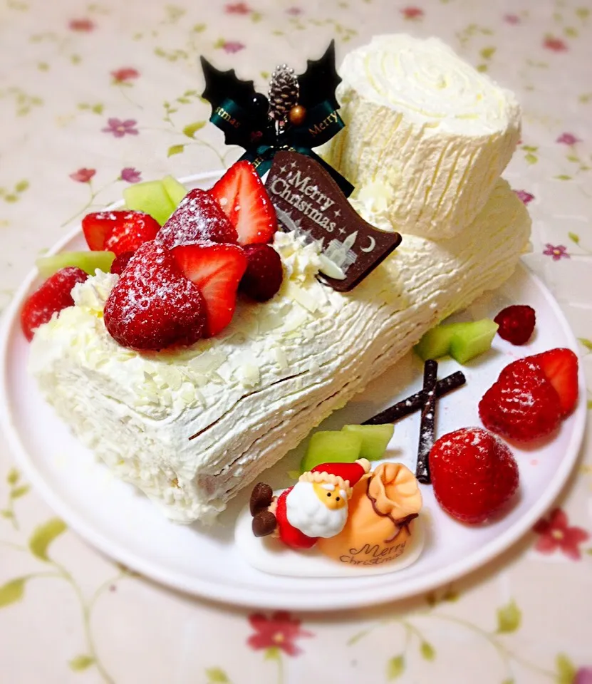 からのホワイトブッシュドノエル🎂🍰🍓|こまさん