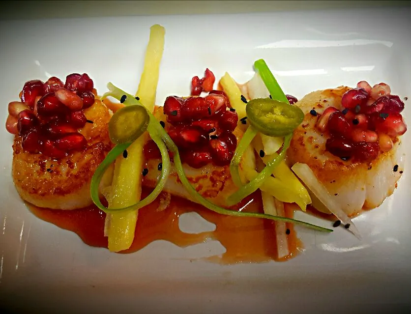 Pan Seared Scallops,topped with a Pomegranate Gastric and a Daikon Pineapple Slaw...|chef Charlesさん