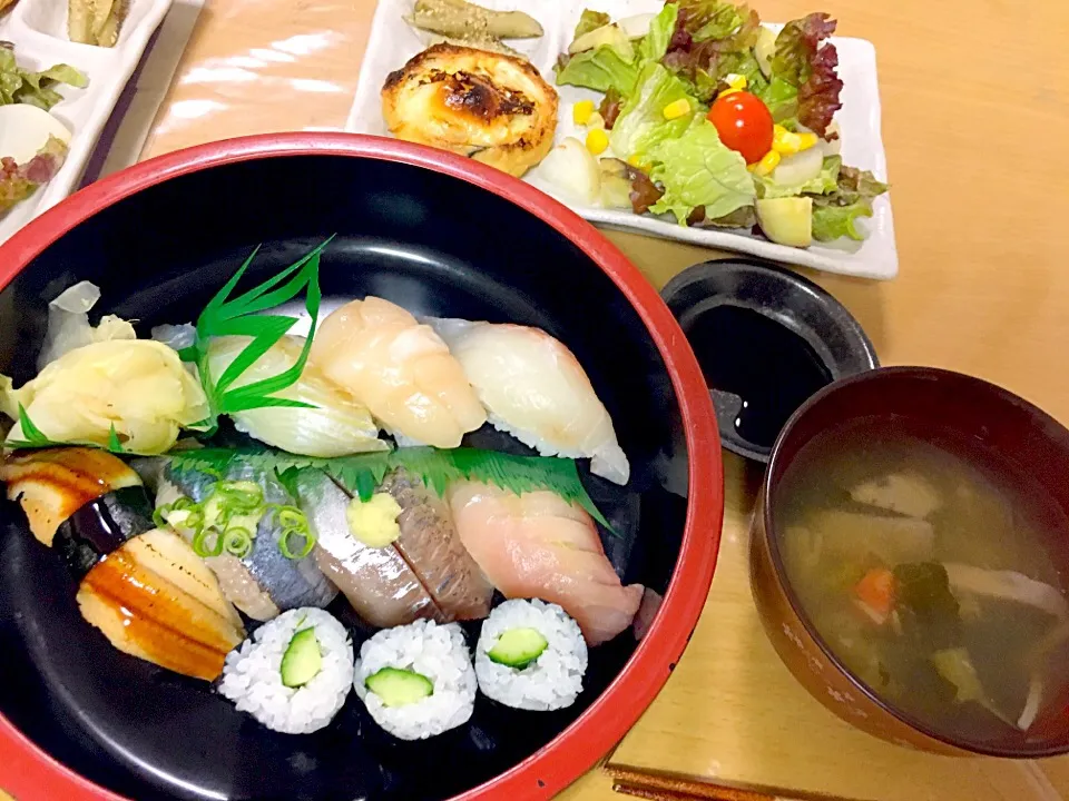 出前のお寿司で晩ご飯🍣|かわちさん