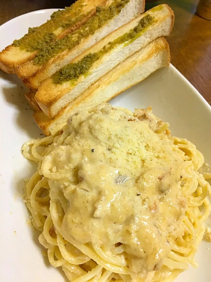 Carbonara pasta/toastedbread w/basilsauce|MJ🇵🇭🇯🇵さん