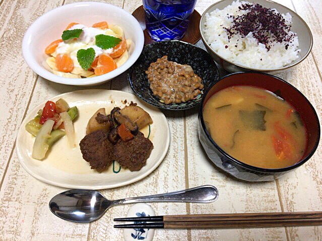 今日の男飯人 朝ごはんバージョンミニハンバーグと大根の煮物withピクルスand納豆andジャガイモとトマトとわかめの味噌汁andしそごはんandバナナ みかんヨーグルトwithハチミツ ひーちゃん Snapdish スナップディッシュ Id Eicuia