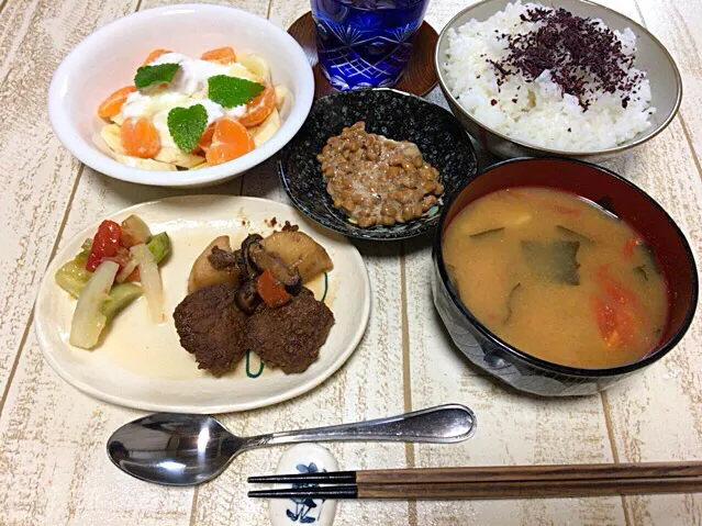 今日の男飯(＞人＜;)朝ごはんバージョン♬
ミニハンバーグと大根の煮物withピクルスand納豆andジャガイモとトマトとわかめの味噌汁andしそごはんandバナナみかんヨーグルトwithハチミツ♬|ひーちゃんさん