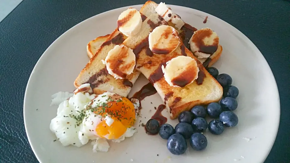 Snapdishの料理写真:Happy Weekend Saturday 😍
Butter toast with soft boiled egg banana blueberries & Hershey chocolate 😘👄👅💋👅👅|🌷lynnlicious🌷さん