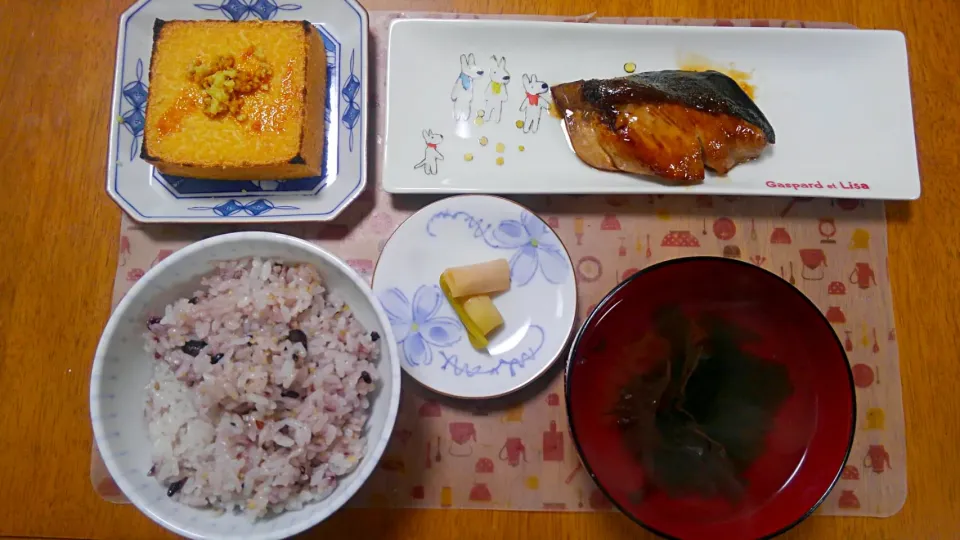 Snapdishの料理写真:１１月１４日　鰤のポン酢焼き　厚揚げ豆腐　ネギのピクルス　梅とわかめのお吸い物|いもこ。さん