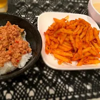 Snapdishの料理写真:アラビアータ、鶏そぼろ丼、クラムチャウダー⋈ *。|れおさん