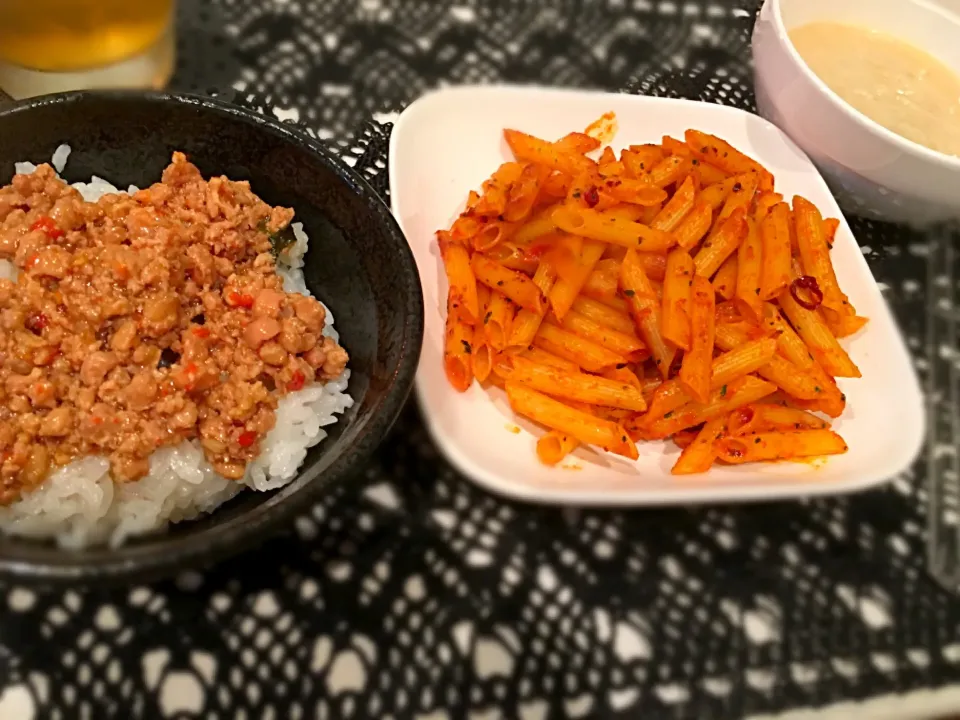 Snapdishの料理写真:アラビアータ、鶏そぼろ丼、クラムチャウダー⋈ *。|れおさん