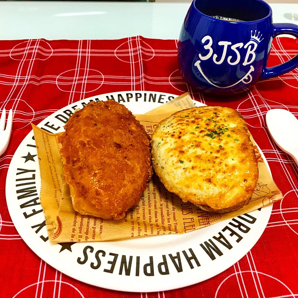 今日のお昼ごはんは、お気に入りのマグとお皿でカレーパンとルヴァンクロックandミルクティー😋💞|らいとさん