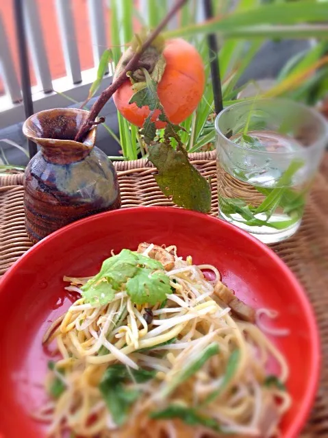 もやしシャキシャキ焼そば、ナムプラー一滴でタイ風。薫り高い、自生レモングラスのお茶と一緒に。|CHOOtaitaiさん