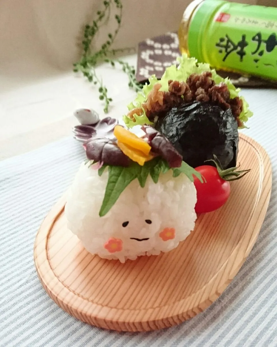 Snapdishの料理写真:娘弁当   花ほっぺおにぎり 
鮭おむすび+牛肉のしぐれ煮



 #女の子のお弁当 #中学生女子弁当 #中学生のお弁当 #女子弁当 #娘のお弁当 #娘弁当  #土曜日のお弁当  #花ほっぺおにぎり #おむすび|e  satoさん