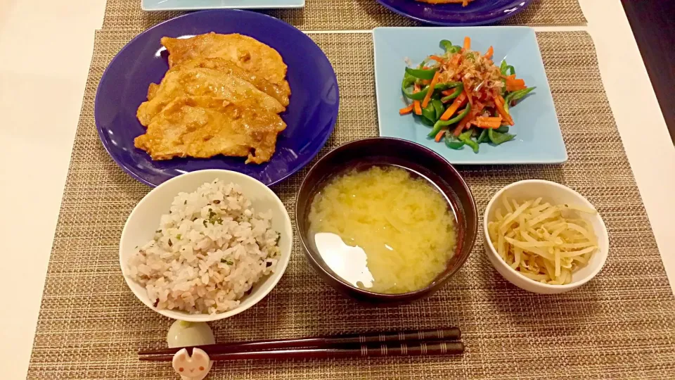 Snapdishの料理写真:今日の夕食　豚肉の香味ソース、ピーマンのきんぴら、もやしのごま和え、雑穀米、玉ねぎの味噌汁|pinknari🐰🌈さん